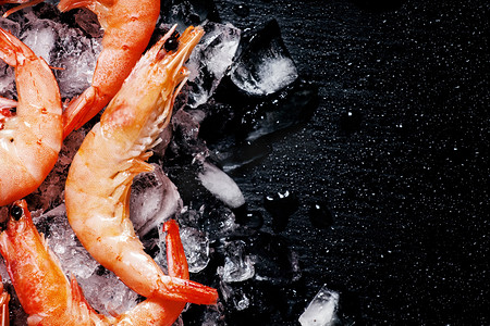 食品的背景下，冻熟的虾加冰