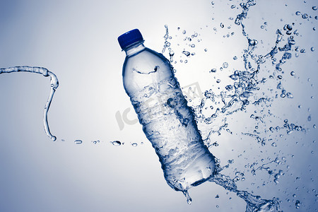 透明度摄影照片_蓝色矿泉水饮用水溅起水花健康