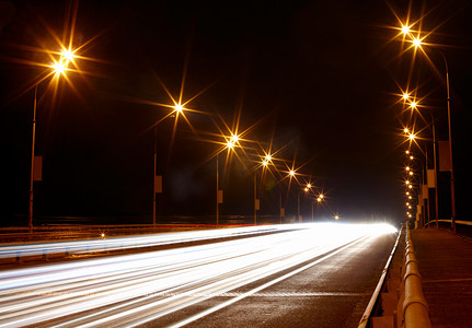 机动车路摄影照片_晚上的大城市的交通灯