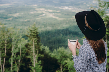 运动徒步人摄影照片_妇女旅行者, 享受自然在山顶概念冒险活动假期户外远足运动, 女孩喝酒