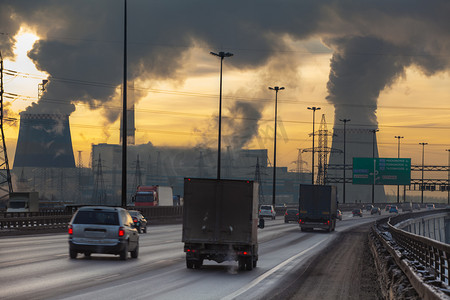 车站摄影照片_圣彼得堡市灵韦与汽车和空气污染的热发电植物在圣彼得斯堡
