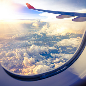 飞机窗户摄影照片_从飞机的窗户看到的云彩和天空