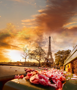 埃菲尔铁塔摄影照片_在美丽的春天的早晨，在法国巴黎的埃菲尔铁塔