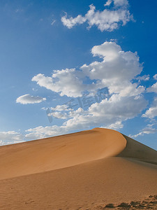 甘肃省敦煌明沙山蓝天下的沙丘和沙漠景观
