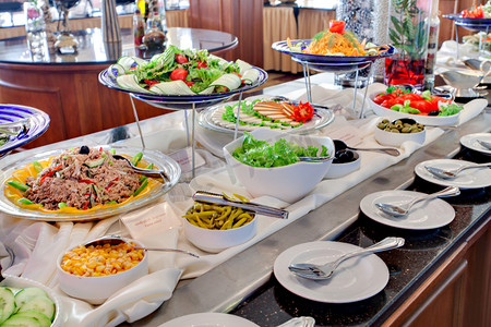 自助餐厅丰富的菜肴餐具