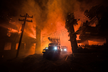 发射器摄影照片_用火云发射的火箭发射战斗场景与火箭导弹与弹头瞄准昏暗的天空在夜间。苏联火箭发射器的战争背景。创意构图.