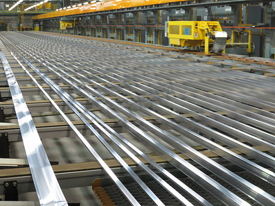 在一家工厂的传送带上的铝生产线.
