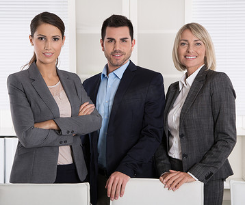 专家顾问团队摄影照片_三个商务人士的肖像: 男人和女人在一个团队中.