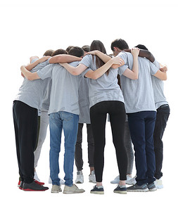 一群年轻人围成一圈互相拥抱.