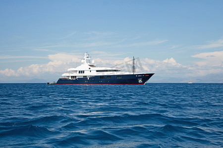 vip超级会员摄影照片_豪华大超级或巨型摩托游艇在蔚蓝的大海.