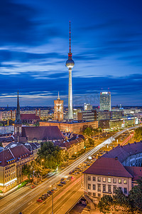 暮暮摄影照片_暮光之城蓝色时，德国的柏林天际线
