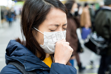 女人的感觉 unwelling 在火车站