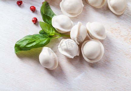 白色饺子摄影照片_意大利饺子和白色蔬菜