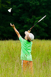 森林摄影照片_男孩打羽毛球