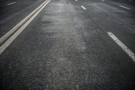 沥青公路摄影照片_沥青混凝土路面有白色条纹