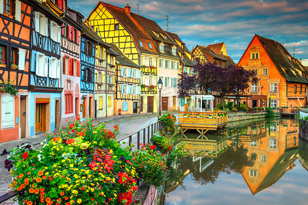网站城市摄影照片_反映在水中，科尔马，法国著名中世纪砖木立面