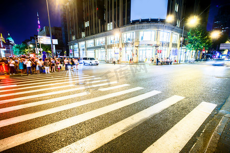 道路人群摄影照片_拥挤的道路斑马线与体育馆