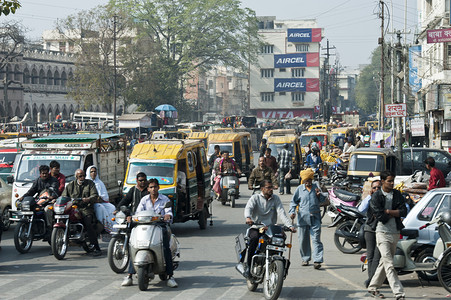 trafik av människor, bilar och motorcyklar på gatan i new delhi, Indien. en morgon under min resa i Indien. många människor flyttar vandrar i gatan överallt.