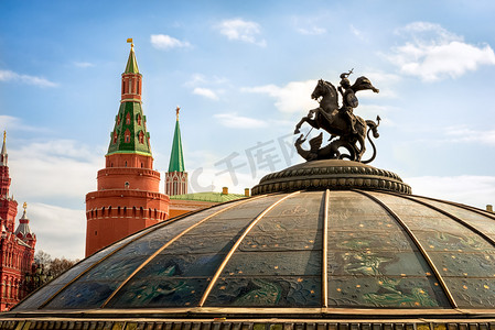 圣洁摄影照片_玻璃圆顶加冕一尊雕像的圣乔治，圣洁的莫斯科的赞助人。涅广场。角落里阿森纳 (Uglovaya Arsenalanya) 塔的莫斯科克里姆林宫,