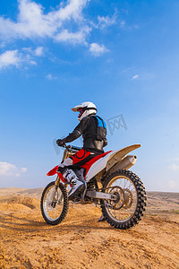一辆摩托车在沙漠中赛车
