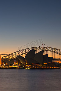 Sydney harbour bridge και η όπερα του Σίδνεϊ στο ηλιοβασίλεμα