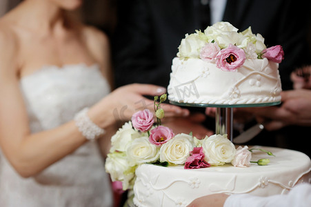 食用玫瑰摄影照片_新郎新娘切蛋糕