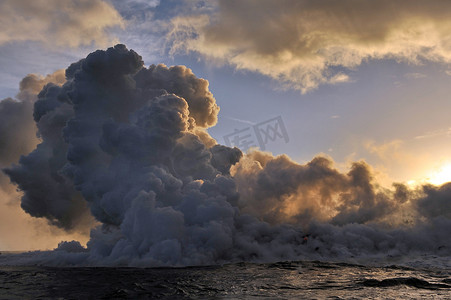 蒸汽机摄影照片_夏威夷火山的热熔岩基拉韦厄流入太平洋水域