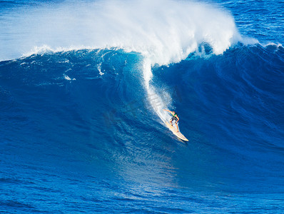 冲浪运动摄影照片_γιγαντιαίο κύμα ιππασίας surfer