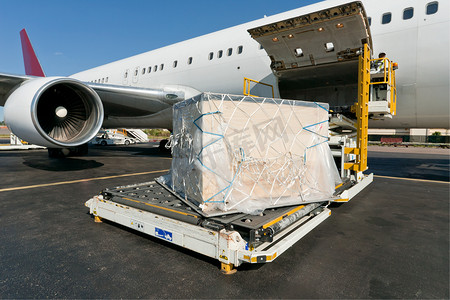 飞机驾驶舱摄影照片_装载货物的飞机