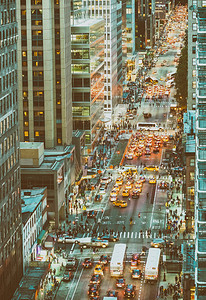 到了晚上，纽约曼哈顿城市交通的鸟瞰图