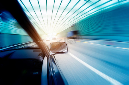 汽车车载摆件摄影照片_速度快的汽车在隧道中