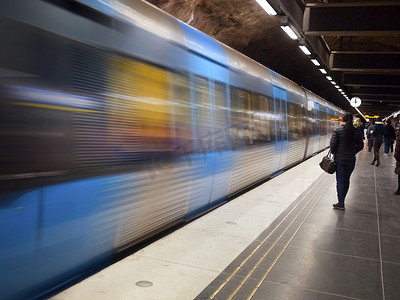 火车站人摄影照片_斯德哥尔摩的地铁站