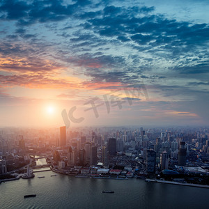 在日落时上海浦东天际线