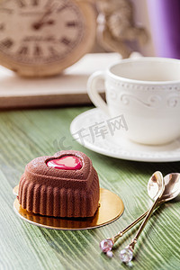 咖啡甜点摄影照片_法国心形慕斯蛋糕满巧克力丝绒