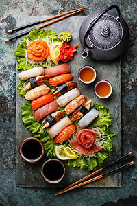 寿司设置饭和生鱼片与茶