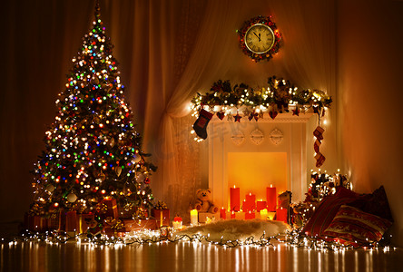 室内圣诞树摄影照片_圣诞房间室内设计，圣诞树装饰用灯礼物礼品玩具、 蜡烛、 花环室内照明壁炉