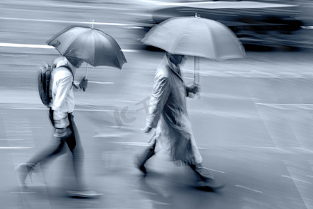 下雨天运动模糊人文景观