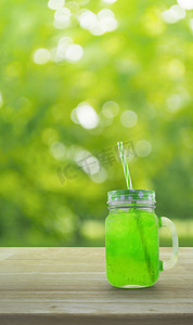 在绿色的 tr jar 绿色冰饮料与稻草木制的桌子上