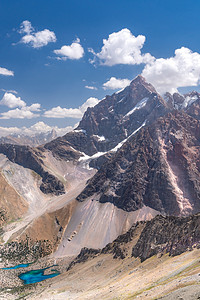 美丽的山路，蓝蓝的天空，多石的山丘，以及塔吉克斯坦范恩山中阿拉丁湖的景色