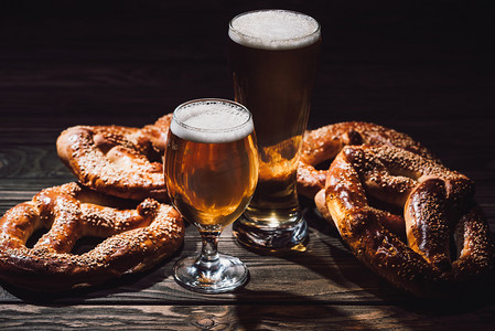 两杯啤酒和美味的包子在木桌上, 啤酒节的概念