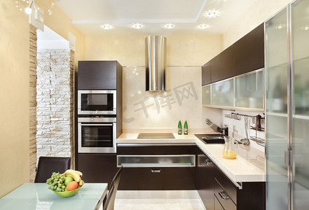 温暖的房间摄影照片_温暖的色调的现代厨房室内
