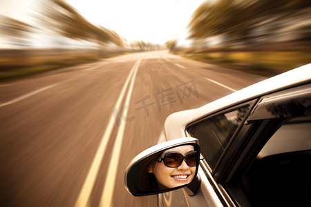 年轻女子在道路上驾驶汽车