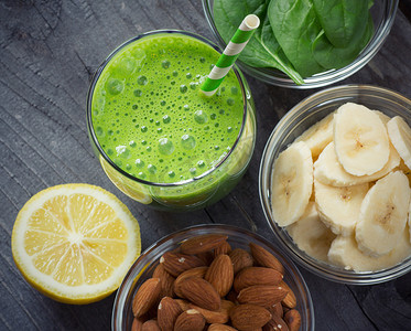 绿色新鲜健康的果汁与水果和蔬菜