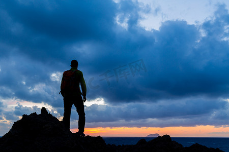 天空摄影照片_Hiking silhouette backpacker