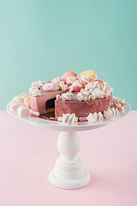 二月二龙抬头海报摄影照片_蛋糕摊上有棉花糖和马卡龙的甜蛋糕
