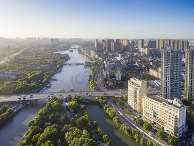 河流摄影照片_城市的河流