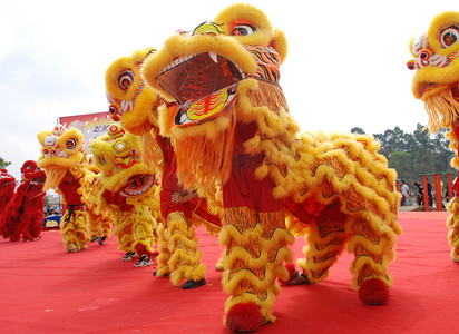 白色舞台摄影照片_中国玩舞狮