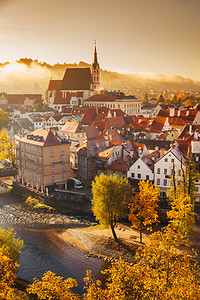 捷克历史名城Cesky Krumlov与1992年以来联合国教科文组织世界遗产之一、著名的Cesky Krumlov城堡的全景全景。