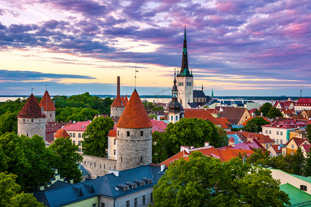 爱沙尼亚语摄影照片_黄昏时分，爱沙尼亚的老镇塔林市城市景观