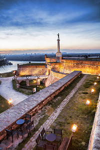 怎么画雕像摄影照片_胜利纪念碑在首都贝尔格莱德，塞尔维亚与雕像